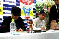 机の上にはフィギュアやマスクなど「キン肉マン」グッズが並べられた。