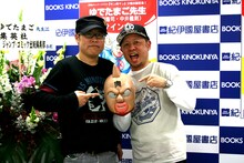 初サイン会を行ったゆでたまごのふたり。「キン肉マン」のマスクを中心に、左が作画担当の中井義則、右が原作担当の嶋田隆司。