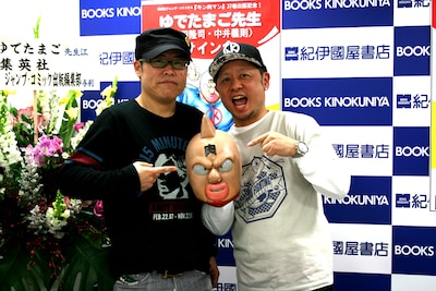 初サイン会を行ったゆでたまごのふたり。「キン肉マン」のマスクを中心に、左が作画担当の中井義則、右が原作担当の嶋田隆司。