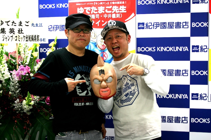 初サイン会を行ったゆでたまごのふたり。「キン肉マン」のマスクを中心に、左が作画担当の中井義則、右が原作担当の嶋田隆司。