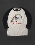 「スティール・ボール・ラン」の登場人物・ブラックモアをイメージした「Blackmore」はラグランスリーブの長袖Tシャツ。写真はホワイトモデルのフロント。(C)LUCKY LAND COMMUNICATIONS / SHUEISHA