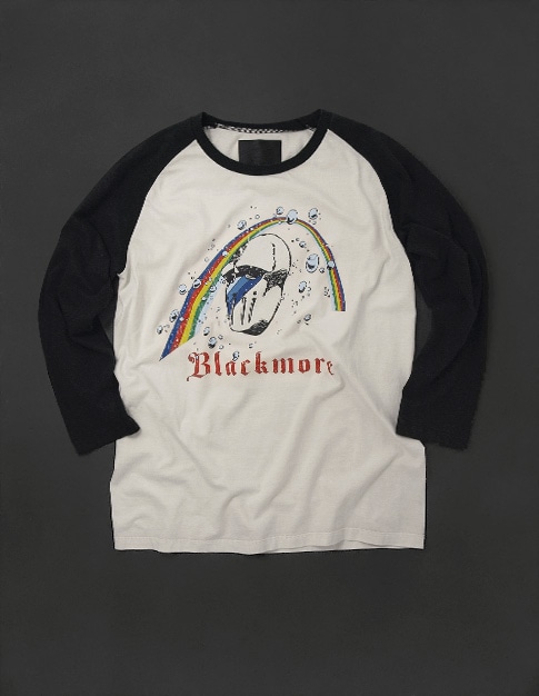 「スティール・ボール・ラン」の登場人物・ブラックモアをイメージした「Blackmore」はラグランスリーブの長袖Tシャツ。写真はホワイトモデルのフロント。(C)LUCKY LAND COMMUNICATIONS / SHUEISHA