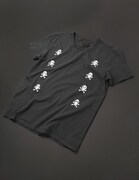 COOL SHOCK B.T.ブラックモデルのフロント。(C)Hirohiko Araki / SHUEISHA