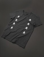 COOL SHOCK B.T.ブラックモデルのフロント。(C)Hirohiko Araki / SHUEISHA