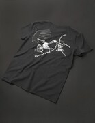 COOL SHOCK B.T.ブラックモデルのバック。(C)Hirohiko Araki / SHUEISHA