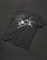 COOL SHOCK B.T.ブラックモデルのバック。(C)Hirohiko Araki / SHUEISHA