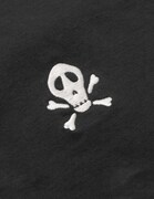 COOL SHOCK B.T.のフロントにはドクロマークが2列ドットプリントされている。(C)Hirohiko Araki / SHUEISHA