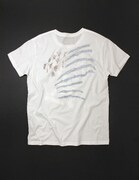 D4Cのバックでは、かつてファニー・ヴァレンタイン大統領が負った背中の傷を再現。(C)LUCKY LAND COMMUNICATIONS / SHUEISHA