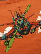 「ジョジョの奇妙な冒険」第5部に登場するナランチャ・ギルガをイメージした「Narancia Ghirga」のバックにはナランチャのスタンド・エアロスミスが描かれる。(C)LUCKY LAND COMMUNICATIONS / SHUEISHA