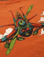 「ジョジョの奇妙な冒険」第5部に登場するナランチャ・ギルガをイメージした「Narancia Ghirga」のバックにはナランチャのスタンド・エアロスミスが描かれる。(C)LUCKY LAND COMMUNICATIONS / SHUEISHA