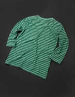 NOZZOライトグリーンモデルのバック。(C)Hirohiko Araki / SHUEISHA