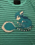 「バオー来訪者」に登場する新生物をイメージした「NOZZO」のフロントにプリントされたサニー・ステファン・ノッツォ。(C)Hirohiko Araki / SHUEISHA