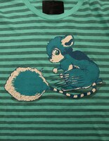 「バオー来訪者」に登場する新生物をイメージした「NOZZO」のフロントにプリントされたサニー・ステファン・ノッツォ。(C)Hirohiko Araki / SHUEISHA