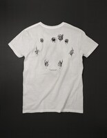 SOUNDMANホワイトモデルのバック。(C)LUCKY LAND COMMUNICATIONS / SHUEISHA