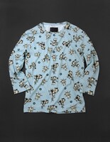 「スティール・ボール・ラン」に登場するスタンド・タスクをイメージした「TUSK」は7分袖のカットソー。写真はサックスモデルのフロント。(C)LUCKY LAND COMMUNICATIONS / SHUEISHA