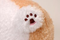 ポヨの特徴のひとつ、アポロチョコを逆さまにしたような「逆アポロ」肉球も再現。