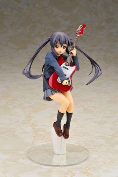 あずにゃんこと中野梓1/8フィギュア。トレードマークのツインテールがなびく。（C）かきふらい・芳文社／桜高軽音部