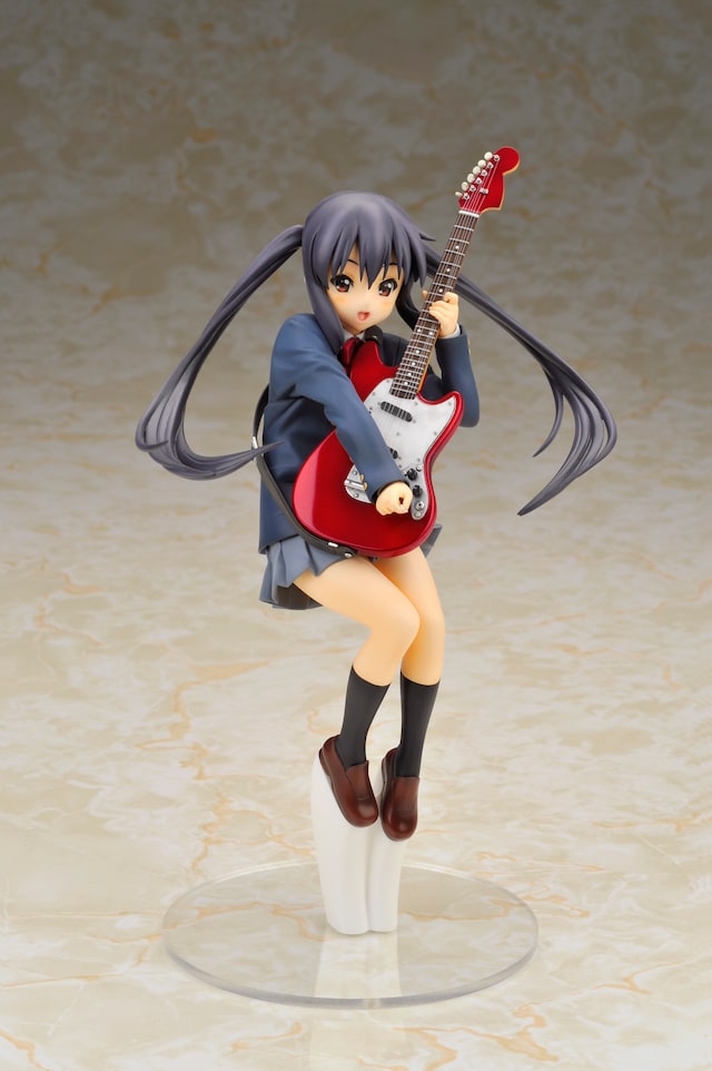 あずにゃんこと中野梓1/8フィギュア。トレードマークのツインテールがなびく。（C）かきふらい・芳文社／桜高軽音部