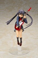 フェンダー・ムスタング「むったん」を抱えるあずにゃん。（C）かきふらい・芳文社／桜高軽音部