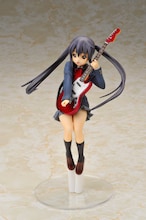 フェンダー・ムスタング「むったん」を抱えるあずにゃん。（C）かきふらい・芳文社／桜高軽音部