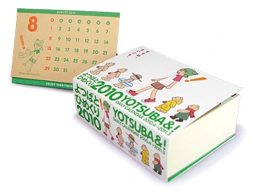 よつばとひめくり2010(右)と、月めくり卓上カレンダー(左)。(c)KIYOHIKO AZUMA/YOTUBA SUTAZIO