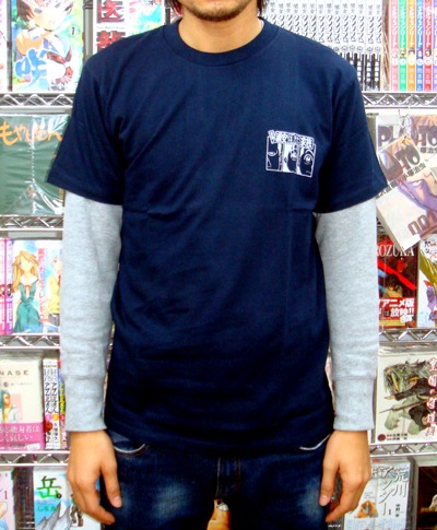 浦安鉄筋家族Tシャツ。サイズはM、色はネイビーで、胸に「浦安鉄筋家族」のイラストがプリントされている。