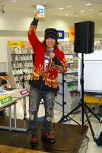 「逆襲のミニ大喜利!!」イベント模様。写真は自著「東京マラソンを走りたい ギャグ漫画家 50歳のフルマラソン」を高々と掲げる喜国雅彦。