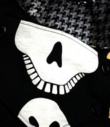 ドクロ柄の襟元はボタンで脱着できる。(C)真鍋昌平/小学館