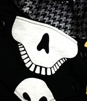 ドクロ柄の襟元はボタンで脱着できる。(C)真鍋昌平/小学館