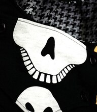 ドクロ柄の襟元はボタンで脱着できる。(C)真鍋昌平/小学館