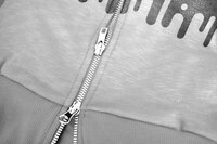 「闇金ウシジマくん SKULL FACE　ZIP UP HOODED」はダブルジップになっている。(C)真鍋昌平/小学館