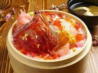 「京町恋しぐれ」のメニュー「八百夜町　爛漫ちらし寿司」。いくらやエビなど新鮮な海鮮を使い、アクセントに金粉を散りばめたゴージャな盛り。ひと口食べれば、華のお江戸を心が闊歩することだろう。