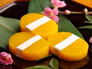 「さかえや」のメニュー「南瓜の羊羹～小判仕立て～」。「さらい屋」の報酬に見立てた小判型のデザートだ。