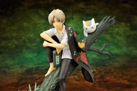 横に寄り添うニャンコ先生もかわいらしい。（C）緑川ゆき・白泉社／「夏目友人帳」製作委員会