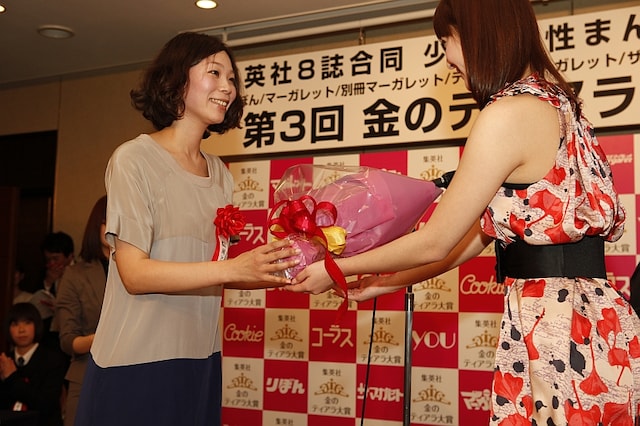 佐々木から花束を贈呈される松岡。