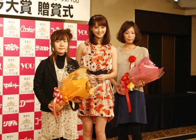 銀のティアラ賞を受賞した松岡とも子（右）と加藤文月（左）と、応援キャラクターである佐々木希（真ん中）。