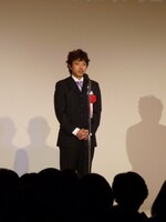「SKET DANCE」の篠原健太。「28歳でマンガ家になった。遅いスタートだと自己紹介しようと思っていたのですが、安倍夜郎さんは40歳でデビューだと聞き、スピーチに使えなくなってしまった」と述べると壇上からも笑いが。