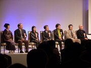 ７人の審査委員。左から赤石路代、尾瀬あきら、角田光代、かわぐちかいじ、鴻上尚史、弘兼憲史、やまさき十三。