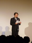 審査委員を代表して講評を述べたかわぐちかいじ。