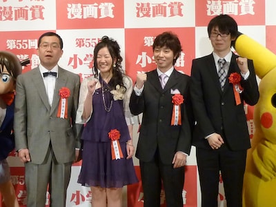 記者にガッツポーズを求められ、苦笑いを浮かべながら応じる受賞者たち。左から安倍夜郎、岩本ナオ、篠原健太、永井ゆうじ。