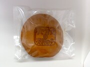 岩本ナオの祝賀パーティでお土産として配られた、「町でうわさの天狗の子」の焼き印が入ったドラ焼き。