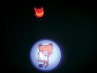 2等プロジェクターボールペンの投影図。「どうぶつの国」モノコが映し出される。