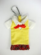 「一騎当千」17巻初回限定版に付属する携帯ホルダー。スカートをめくると、携帯クリーナー素材のパンツが出現。