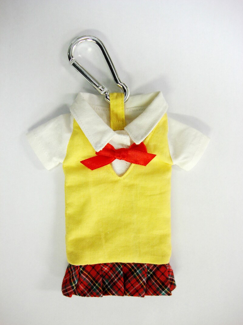 「一騎当千」17巻初回限定版に付属する携帯ホルダー。スカートをめくると、携帯クリーナー素材のパンツが出現。