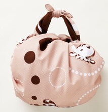 厚地で丈夫な風呂敷。包めばエコバッグにも変身する。（c）東村アキコ／講談社