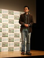 大賞への激励を述べる石塚真一。