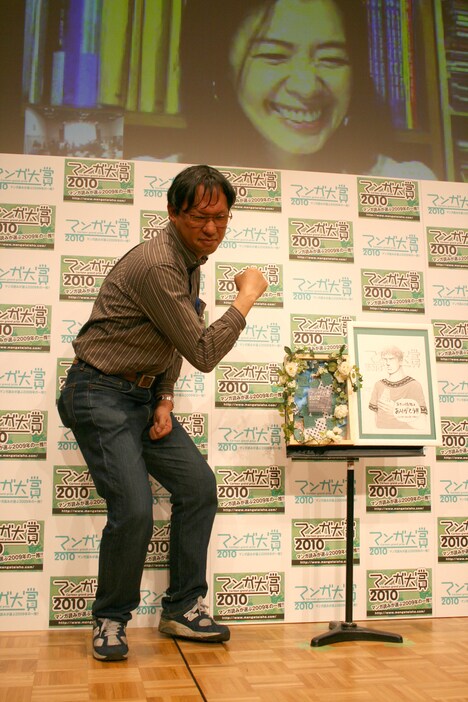 古代オリンピックに出場するローマ人を彷彿とさせる奥村氏のガッツポーズに、ヤマザキも思わず爆笑。