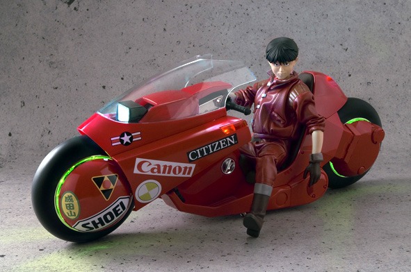 「PROJECT BM！ ポピニカ魂　金田のバイク」に「PROJECT BM！ 金田正太郎」が搭乗した様子。バイクはバンダイ製で、金田フィギュアはメディコム・トイ製だ。発売はともにバンダイからとなる。(C)1998 マッシュルーム／アキラ製作委員会