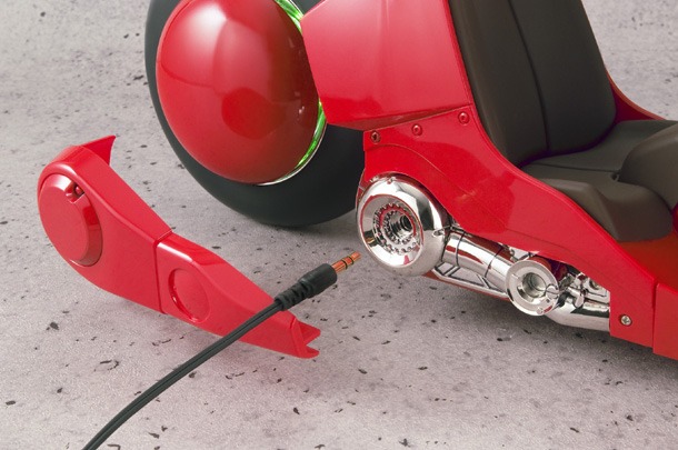 バイクは外部スピーカーにも接続可能で、ギミックのサウンドをよりリアルに楽しむことができる。(C)1998 マッシュルーム／アキラ製作委員会