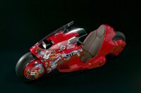 「PROJECT BM！ ポピニカ魂　金田のバイク」にステッカーと特典を装着した図。(C)1998 マッシュルーム／アキラ製作委員会